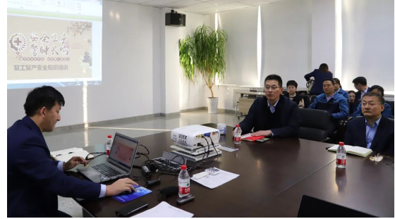 會上,由公司董事長王永剛開講春節后安全生產“開工第一課”。 會上,由公司董事長王永剛開講春節后安全生產“開工第一課”。