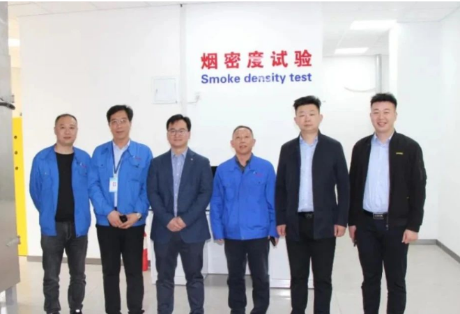 雙方進行了產品檢驗座談會,吳主任給予了積極回應。并表示將進一步加強與豪邁電纜在產品檢驗方面的業務合作,選擇進一步拓展產學研的項目,提供建立持續溝通機制,共同規劃中心同豪邁電纜的戰略合作方向。 雙方進行了產品檢驗座談會,吳主任給予了積極回應。并表示將進一步加強與豪邁電纜在產品檢驗方面的業務合作,選擇進一步拓展產學研的項目,提供建立持續溝通機制,共同規劃中心同豪邁電纜的戰略合作方向。